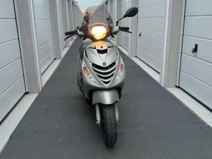 PIAGGIO ZIP 2022 E5 - SP GRIJZE KAPPEN - BROM — SCOOTERS | PIAGGIO — MARKTPLAATS