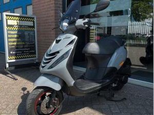 PIAGGIO ZIP BROMSCOOTER — SCOOTERS | PIAGGIO — MARKTPLAATS