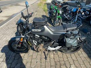 ② HUSQVARNA SVARTPILEN 401