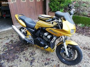 YAMAHA FZS 600