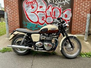 2011 TRIUMPH BONNEVILLE T100 MOTORCYCLE – RARE CHOCOLATE & CREAM