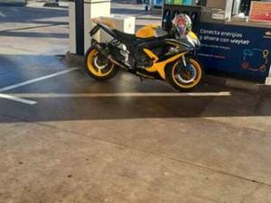 SUZUKI - GSXR 600 K8