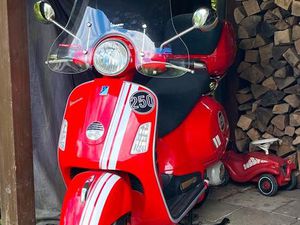 VESPA GTS 250 ROT MIT WEIßEN STREIFEN