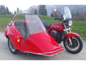 MOTORRAD MIT SEITENWAGEN