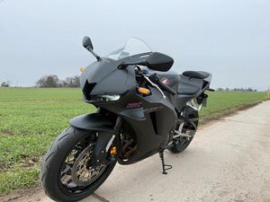 HONDA CBR 600RR 2025 WENIG KILOMETER