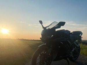 YAMAHA YZFR 125 SCHWARZ, 2022, AKRAPOVIC AUSPUFF, TOP ZUSTAND