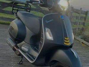 SUPERMOOIE VESPA GTS 300IE SUPER TECH ABS/ASR (2022) 6000KM. — MOTOREN | PIAGGIO — MARKTPLAATS