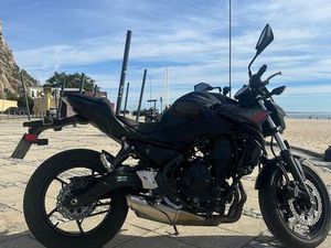 KAWASAKI Z650 COMO NOVA AMORA