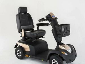 ELEKTROMOBIL INVACARE COMET PRO