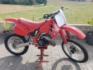 250 CR 1988 + PIÈCES--------PAS D' ECHANGE