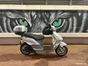 ÉCHANGE PIAGGIO 125 EN EXELLENT ÉTAT