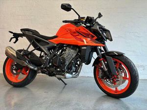 ② KTM 990 DUKE NAKED BIKE
