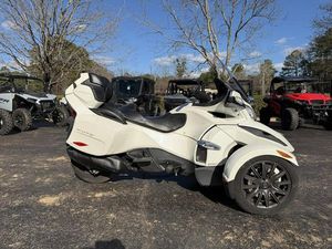 2018 CAN-AM® SPYDER® RT 6-SPEED SEMI-AUTOMATIC WITH REVERSE (SE6)