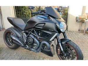 ② MOTO DUCATI DIAVEL CARBON