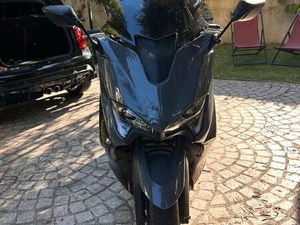 YAMAHA TMAX 560 TECH MAX – OVER RANGE – AKRAPOVIC- TRÈS BON ÉTAT