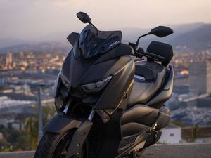 YAMAHA XMAX 300 (2018) – LEOVINCE + VIEL ZUBEHÖR – ZÜRICH