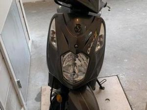 ZEER GOEDE SYM ORBIT BROMSCOOTER GEEL KENTEKEN 1E EIGENAAR!! — SCOOTERS | SYM — MARKTPLAATS