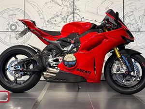 DUCATI PANIGALE V4 S *76 MIL, AKRAPOVIC + FULLUTRUSTAD!* • 2025