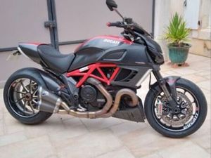 DUCATI DIAVEL CARBON RED