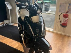 SCOOTER PEUGEOT DJANGO 125 OFFRE TOP CASE / SAUTE VENT PAIEMENT 3/4 FOIS