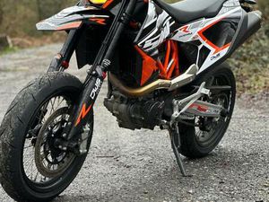 ② KTM 690 SMC-R