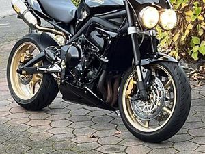 TRIUMPH STREET TRIPLE 675 R