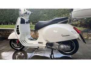 VESPA GTS SUPER 300 BIANCO