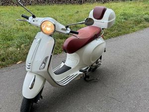 VESPA PRIMAVERA MIT TOPCASE IN WEIS 5120 KM