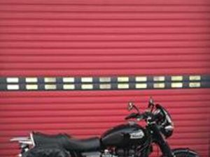 TRIUMPH BONNEVILLE T100 .