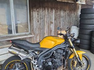 TRIUMPH SPEED TRIPLE 1050, GELB, TOP ZUSTAND, ERST 39'000 KM
