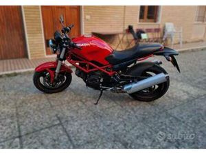 DUCATI MONSTER 695 .