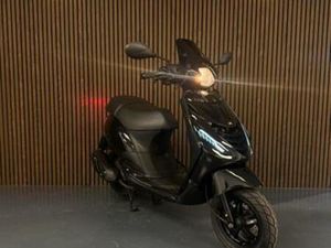 PIAGGIO ZIP 2020 | 25 OF 45KM | SP GLANS ZWART | GARANTIE — SCOOTERS | PIAGGIO — MARKTPLAATS