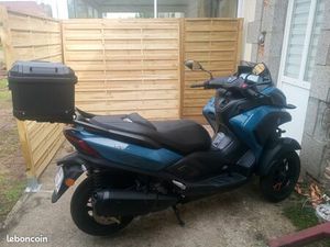 A SAISIR YAMAHA TRICITY 300