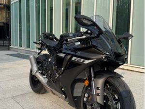 YAMAHA R1