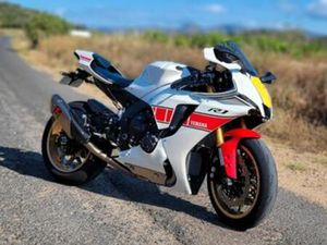 YAMAHA R1