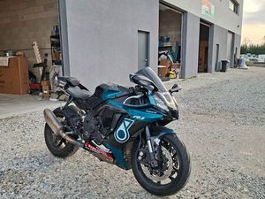 YAMAHA R1