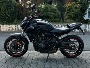 YAMAHA MT07 (AKRAPOVIC, VIEL ZUBEHÖR)