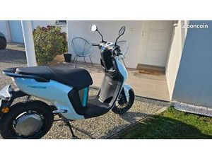 MAGNIFIQUE SCOOTER YAMAHA COMME NEUF