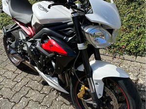TRIUMPH STREET TRIPLE 675R