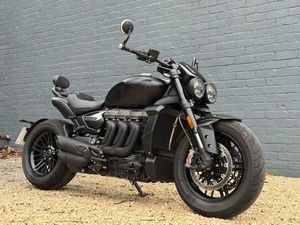 TRIUMPH ROCKET III 2458 R BLACK CUSTOM CRUISER PETROL MANUAL EURO 5 (167 PS) CARBON FRONT MUDGUARD - REAR RACK 2458 CC
