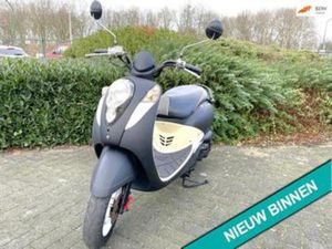 SYM MIO 50 SCOOTER MAT ZWART BETAAL MET IN3 — SCOOTERS | SYM — MARKTPLAATS