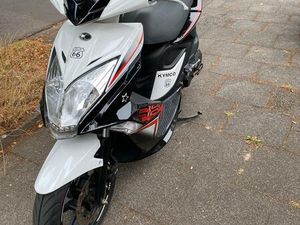 WEIßER MOTORROLLER 125 CCM SPORTLICHES DESIGN