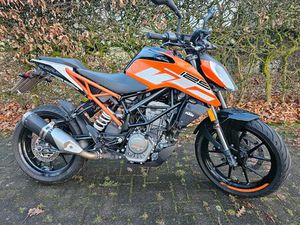 KTM DUKE 125, EZ 06/2017 , AT- MOTOR, ERST 8815 KM, SCHECKHEFT,