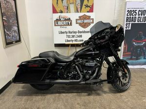 2019 HARLEY-DAVIDSON® STREET GLIDE® SPECIAL VIVID BLACK FLHXS