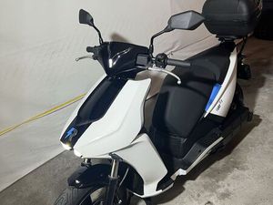 RAY 7.7 – ELEKTRO-ROLLER (2023, NUR 1’000 KM) FAHRBAR MIT B