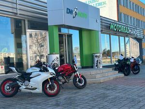 HONDA CBR300R / 2. HAND / SERVICE NEU / LEOVINCE