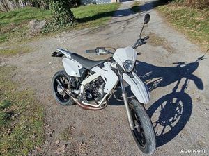 RIEJU 50 CC SUPERMOTARD – 2017 – 9 500 KM – TRÈS BON ÉTAT