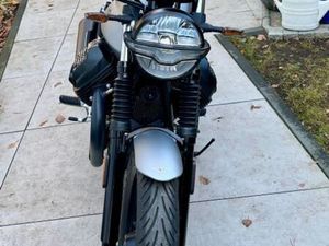 MOTO GUZZI V7