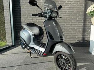 VESPA SPRINT S 50 - 2023 - MAT GRIJS & ZWART - NIEUWSTAAT — SCOOTERS | VESPA — MARKTPLAATS