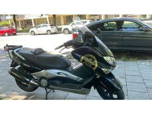 YAMAHA TMAX XP GROßROLLER-MOTORRAD
